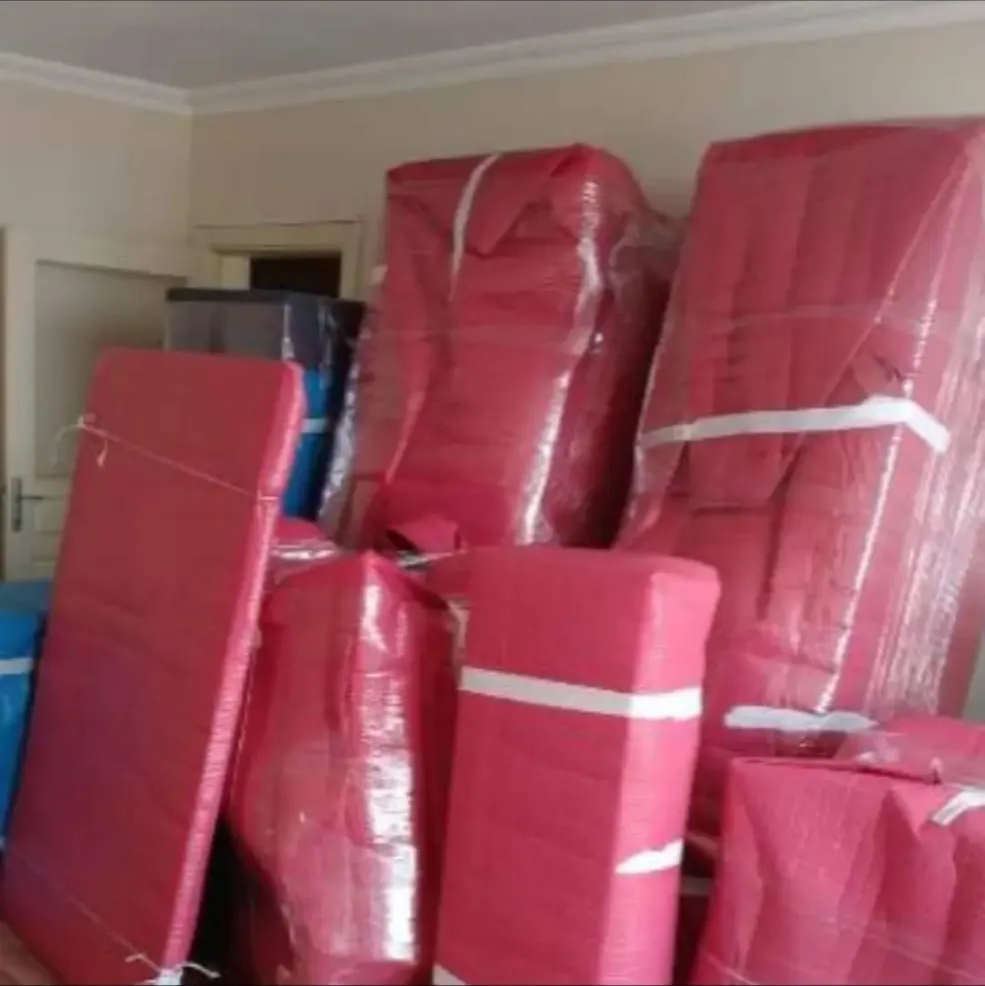 Mobilyaların koruyucu naylonla profesyonel paketlenmesi